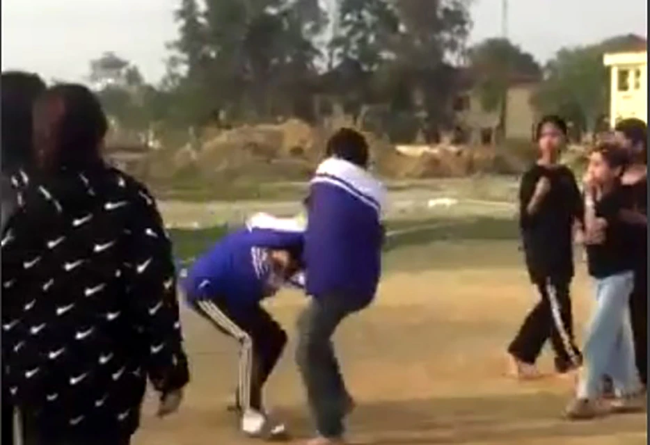 Đoạn clip ghi lại cảnh nữ sinh bị đánh có sự chứng kiến của nhiều học sinh nhưng không ai vào can ngăn, thậm chí còn có hành động cổ vũ, hò reo. Ảnh: Cắt ra từ clip