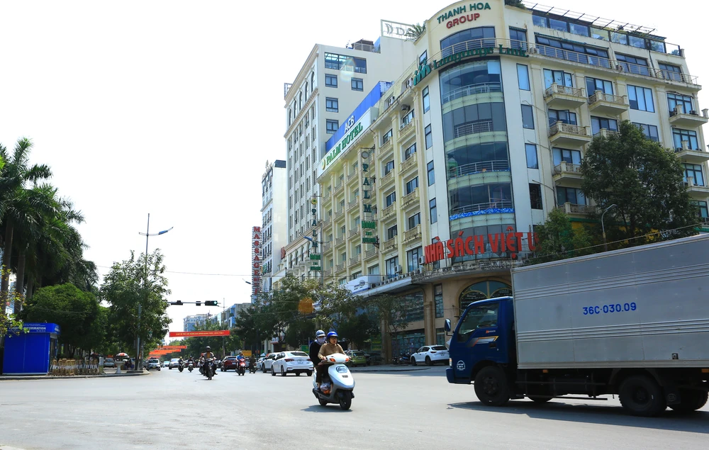 Theo UBND TP Thanh Hóa, phố đi bộ Phan Chu Trinh và không gian văn hóa Quảng Trường Lam Sơn sẽ bố trí bốn không gian khác nhau nhằm tạo ra những sắc thái riêng biệt về văn hóa vùng đất xứ Thanh. Trong ảnh phố đi bộ Phan Chu Trinh giao cắt với đường Hạc Thành. Ảnh: ĐẶNG TRUNG