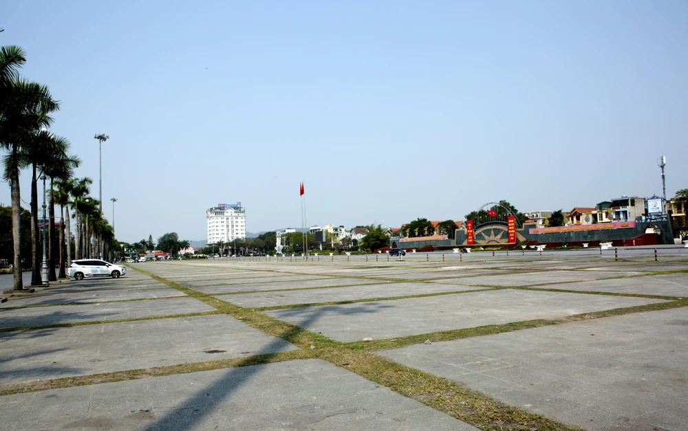 Khu vực sân khấu chính và toàn bộ đường lát đá sẽ tổ chức các hoạt động văn hóa, âm nhạc, thể thao, trình diễn thời trang, các trò chơi, trò diễn dân gian, nghệ thuật đường phố, hoạt động thể thao. Ảnh: ĐẶNG TRUNG