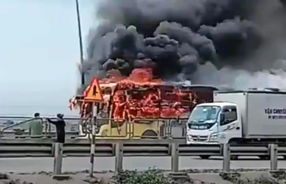 Tại thời điểm khi xảy ra vụ cháy trên xe ô tô có khoảng 40 hành khách đã kịp thời tháo chạy trước khi ngọn lửa bùng cháy ngùn ngụt.