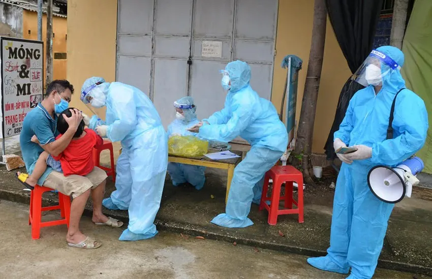 Nhân viên y tế Thanh Hóa lấy mẫu xét nghiệm COVID-19. Ảnh: Đ.T Nhân viên y tế Thanh Hóa lấy mẫu xét nghiệm COVID-19. Ảnh: Đ.T