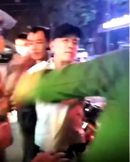 Người đàn ông tát vào mặt một chiến sĩ trong tổ tuần tra trước sự chứng kiến của nhiều người. Ảnh: Cắt từ clip Người đàn ông tát vào mặt một chiến sĩ trong tổ tuần tra trước sự chứng kiến của nhiều người. Ảnh: Cắt từ clip