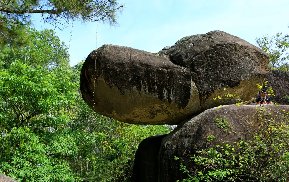 Suốt hàng ngàn năm qua hòn đá vẫn vững chãi, bất chấp dòng chảy của thời gian. Ảnh: ĐẶNG TRUNG Suốt hàng ngàn năm qua hòn đá vẫn vững chãi, bất chấp dòng chảy của thời gian. Ảnh: ĐẶNG TRUNG