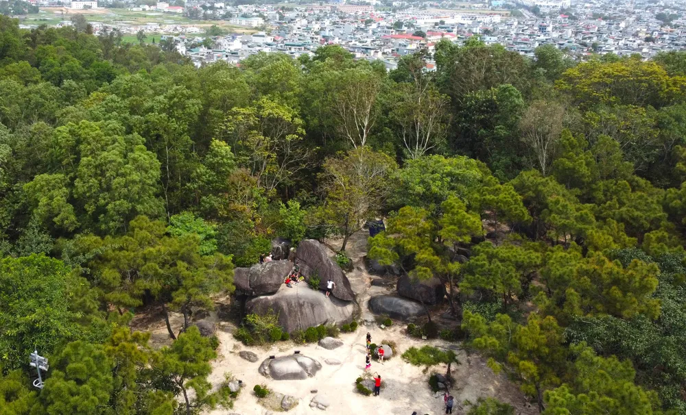 Hòn Trống Mái mặt trước nhìn ra biển và phía sau lưng là thành phố biển Sầm Sơn hiện đại. Ảnh: ĐẶNG TRUNG Hòn Trống Mái mặt trước nhìn ra biển và phía sau lưng là thành phố biển Sầm Sơn hiện đại. Ảnh: ĐẶNG TRUNG