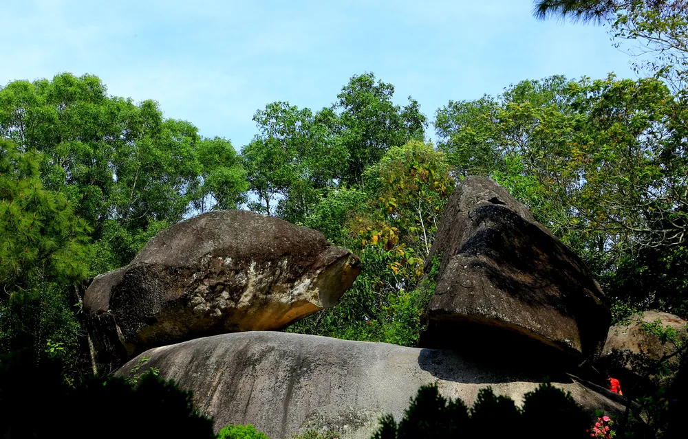 Theo người dân địa phương thì hòn Trống Mái gắn liền với chuyện về tình yêu đôi lứa thủy chung, vững bền. Ảnh: ĐẶNG TRUNG Theo người dân địa phương thì hòn Trống Mái gắn liền với chuyện về tình yêu đôi lứa thủy chung, vững bền. Ảnh: ĐẶNG TRUNG