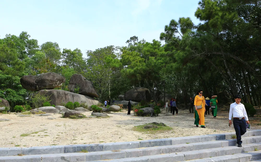 Hòn Trống Mái đã trở thành điểm đến của du khách khi đến với Sầm Sơn. Ảnh: ĐẶNG TRUNG Hòn Trống Mái đã trở thành điểm đến của du khách khi đến với Sầm Sơn. Ảnh: ĐẶNG TRUNG