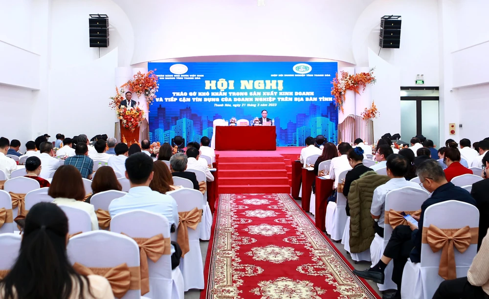 Các đại biểu đại diện cho 27.000 DN trên địa bàn tỉnh Thanh Hóa dự Hội nghị tháo gỡ khó khăn trong sản xuất kinh doanh. Ảnh: ĐẶNG TRUNG