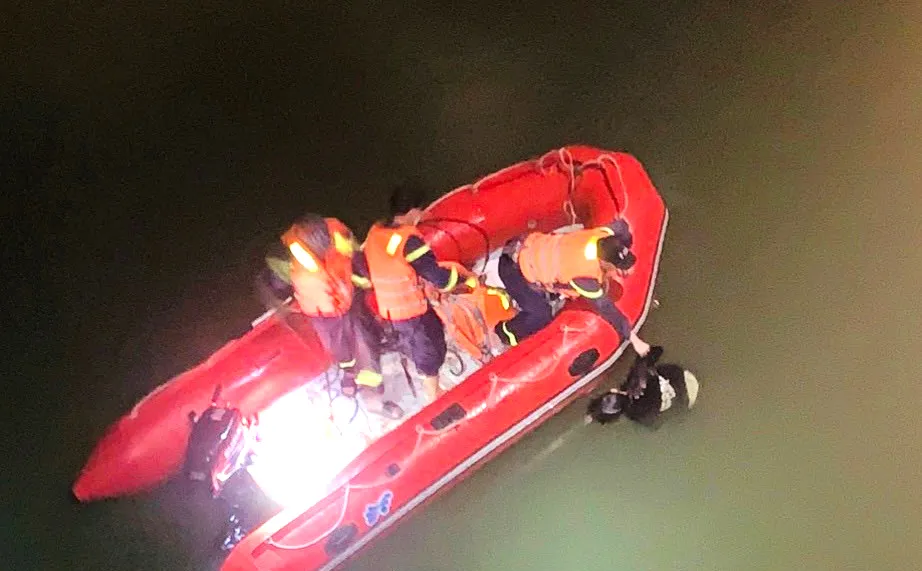 Cán bộ chiến sĩ tìm thấy thi thể nam sinh dưới hồ Hao Hao. Ảnh: Công an cung cấp Cán bộ chiến sĩ tìm thấy thi thể nam sinh dưới hồ Hao Hao. Ảnh: Công an cung cấp