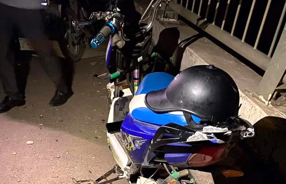 Nam sinh để lại xe máy điện cùng lá thư tuyệt mệnh với nội dung ai tìm thấy thì mang về giúp cho gia đình. Ảnh: Công an cung cấp Nam sinh để lại xe máy điện cùng lá thư tuyệt mệnh với nội dung ai tìm thấy thì mang về giúp cho gia đình. Ảnh: Công an cung cấp