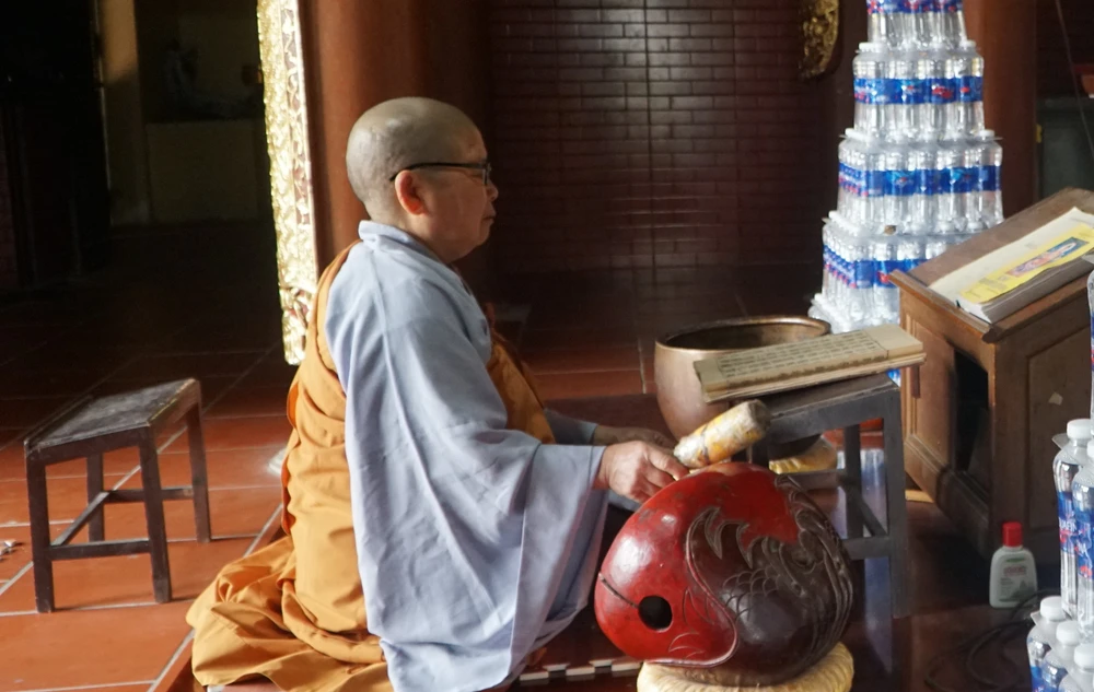 Mỗi ngày trôi qua, Sư thầy Thích Đàm Quang tụng kinh đều đặn mỗi ngày để cầu mong cho quốc thái dân an, mùa màng tươi tốt. Ảnh: ĐẶNG TRUNG