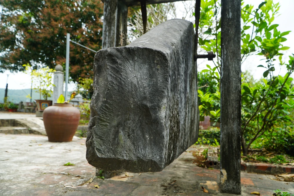 Khánh đá được làm nguyên khối với bề rộng hơn 20cm. Ảnh: ĐẶNG TRUNG