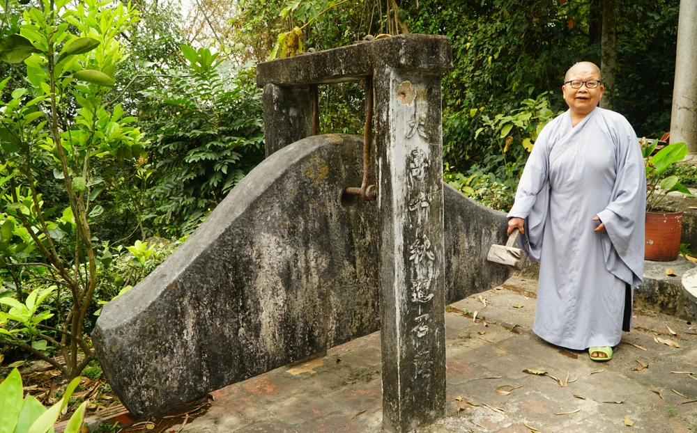 Khánh đá được treo trên hai trụ đá, điểm đặc biệt của khánh đá cổ là mỗi khi gõ vào ngân vang, trầm bổng như chuông đồng mang lại cảm giác bình yên cho du khách thập phương khi đến vãn cảnh chùa. Ảnh: ĐẶNG TRUNG