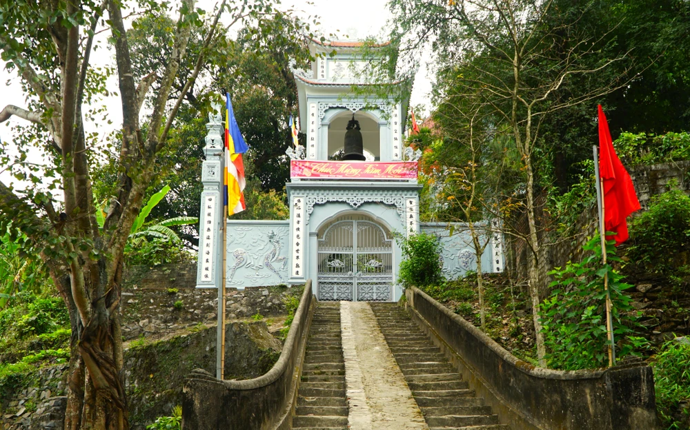 Cổng chùa Long Cảm. Ảnh: ĐẶNG TRUNG