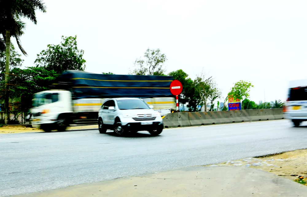 Mỗi lần quay đầu tại đây là mỗi lần khiếp sợ của người dân, bởi vì chỉ cần sơ xẩy trong tích tắc không để ý thì có thể xảy ra vụ việc đáng tiếc. Ảnh: ĐẶNG TRUNG Mỗi lần quay đầu tại đây là mỗi lần khiếp sợ của người dân, bởi vì chỉ cần sơ xẩy trong tích tắc không để ý thì có thể xảy ra vụ việc đáng tiếc. Ảnh: ĐẶNG TRUNG