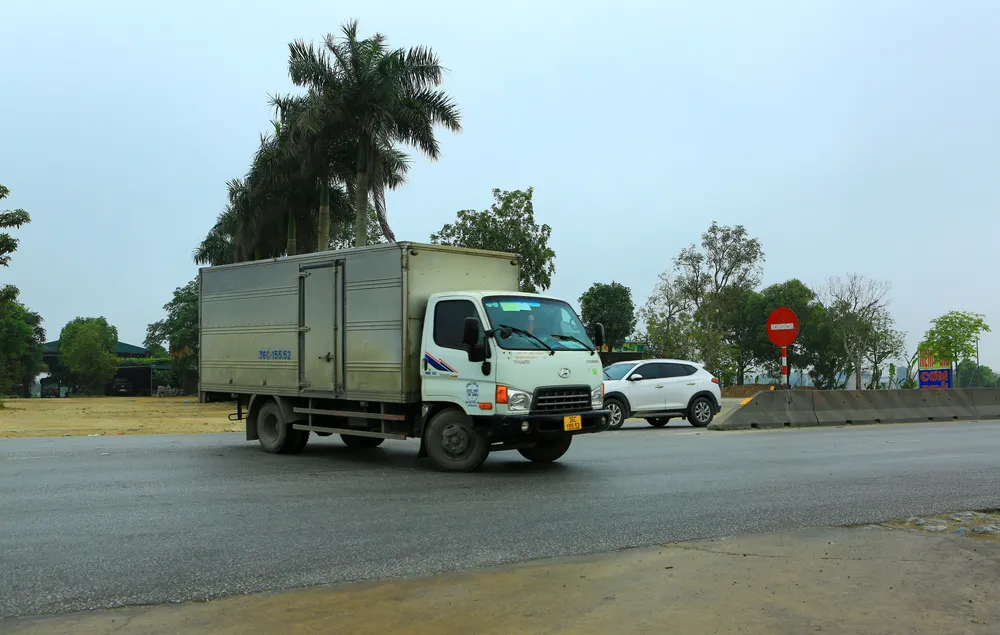 Người dân mong muốn cơ quan chức năng sớm có biện pháp triệt để để ngăn chặn những vụ TNGT đáng tiếc tương tự xảy ra ở điểm quay đầu xe này. Ảnh: ĐẶNG TRUNG Người dân mong muốn cơ quan chức năng sớm có biện pháp triệt để để ngăn chặn những vụ TNGT đáng tiếc tương tự xảy ra ở điểm quay đầu xe này. Ảnh: ĐẶNG TRUNG