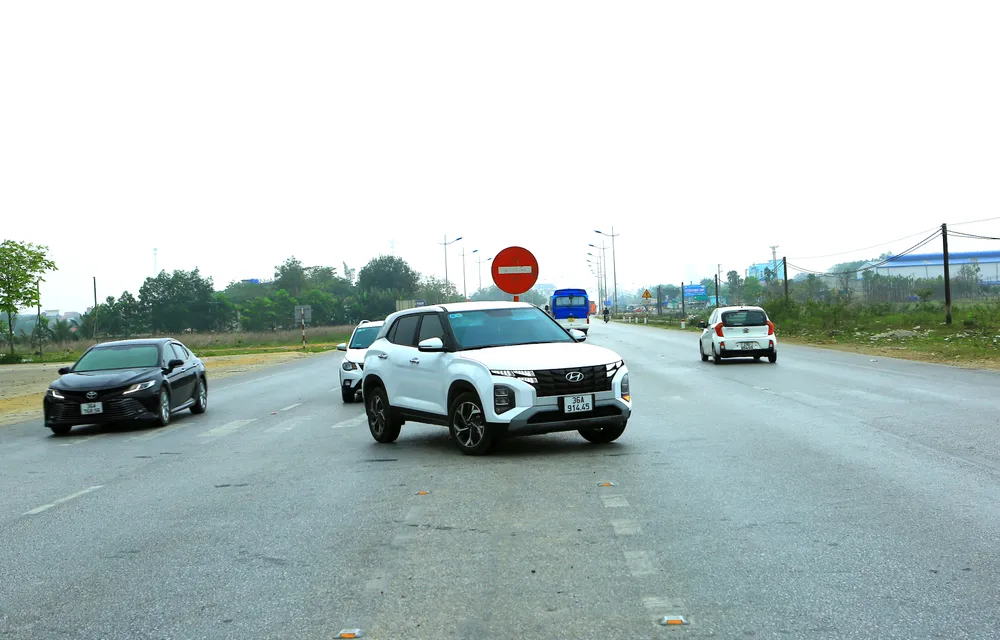 Điểm đen quay đầu xe đã cướp đi nhiều sinh mạng tại đây. Ảnh: ĐẶNG TRUNG Điểm đen quay đầu xe đã cướp đi nhiều sinh mạng tại đây. Ảnh: ĐẶNG TRUNG