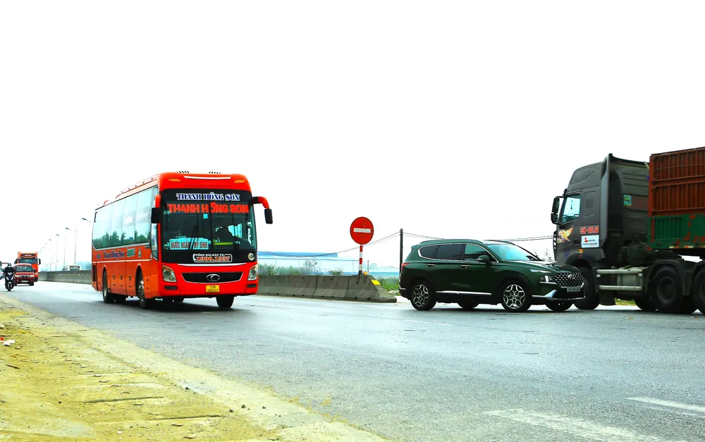 Điểm quay đầu xe Quốc lộ 1A phía Bắc cầu Nguyệt Viên, TP Thanh Hóa trở thành nỗi ám ảnh của người dân địa phương mỗi khi quay xe để vào TP. Ảnh: ĐẶNG TRUNG Điểm quay đầu xe Quốc lộ 1A phía Bắc cầu Nguyệt Viên, TP Thanh Hóa trở thành nỗi ám ảnh của người dân địa phương mỗi khi quay xe để vào TP. Ảnh: ĐẶNG TRUNG