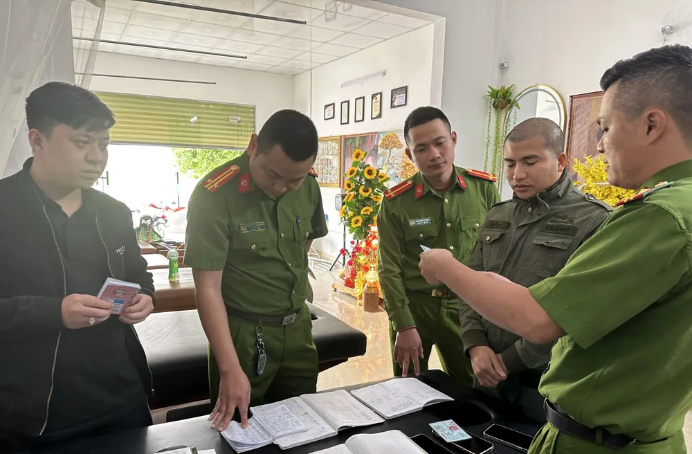 Hơn 300 cán bộ cảnh sát được huy động kiểm tra đồng loạt 108 cơ sở cầm đồ, cho vay tài chính. Ảnh: CATH