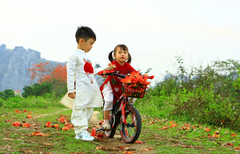 Và trẻ em thích thú hòa mình vào không gian làng xóm bình yên giữa lòng xứ Thanh Hóa. Ảnh: ĐẶNG TRUNG