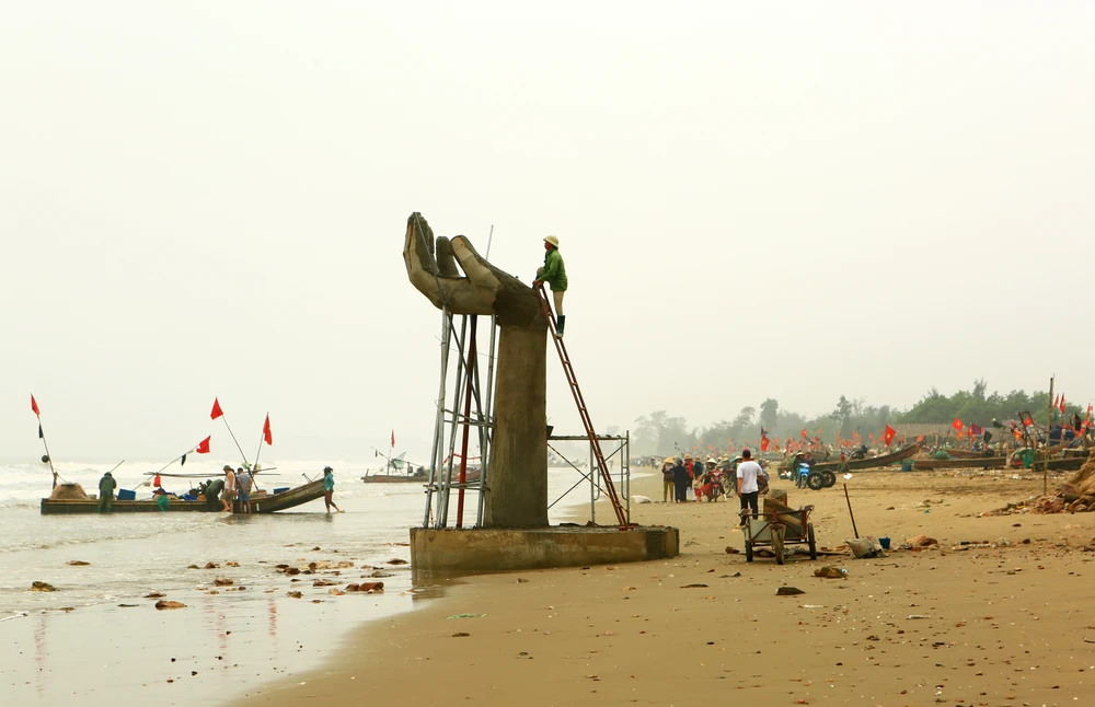 Nhiều thợ xây đang gấp rút hoàn thành các bàn tay trước mùa cao điểm du lịch năm 2023. Ảnh: ĐẶNG TRUNG