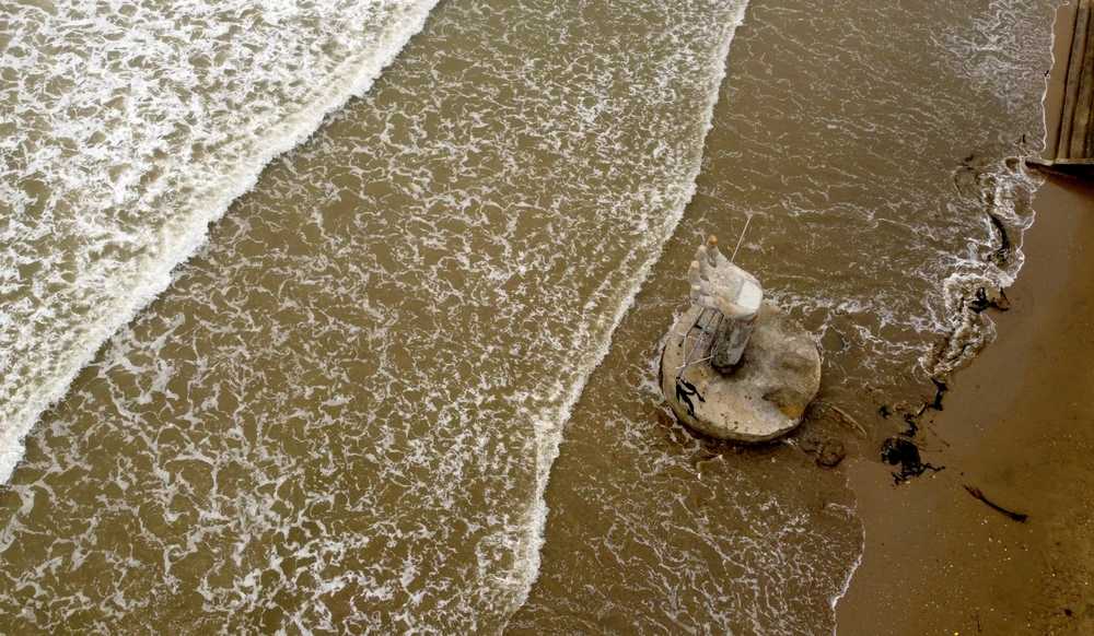 Tuy nhiên, theo lý giải của một lãnh đạo UBND huyện Hoằng Hóa việc xây dựng các bàn tay trên là để làm các chòi canh du khách tắm biển, khi xảy ra vấn đề gì bất trắc thì kịp thời hỗ trợ. Ảnh: ĐẶNG TRUNG