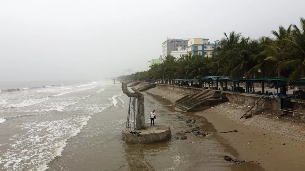 Nhiều ý kiến cho rằng, những bàn tay khổng lồ trên biển Hải Tiến không đẹp lại gây mất an toàn cho du khách. Ảnh: ĐẶNG TRUNG Nhiều ý kiến cho rằng, những bàn tay khổng lồ trên biển Hải Tiến không đẹp lại gây mất an toàn cho du khách. Ảnh: ĐẶNG TRUNG