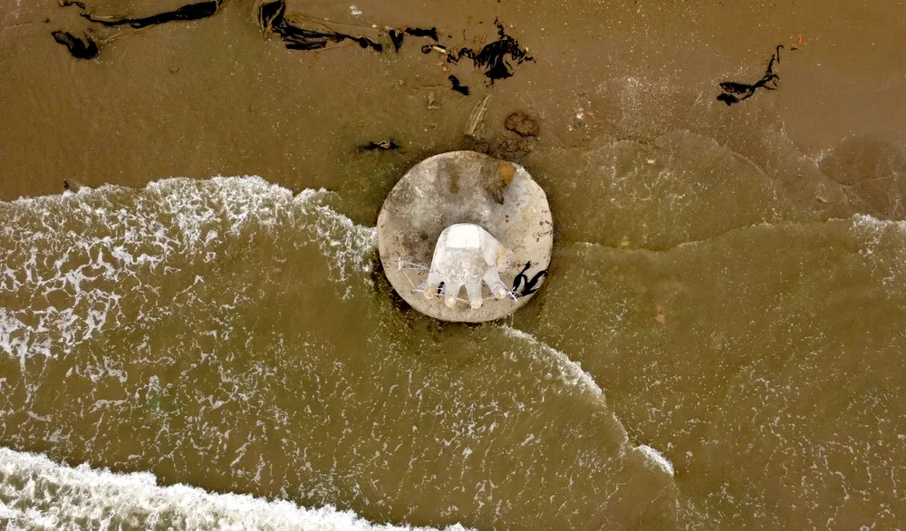 Nhiều ý kiến cho rằng khi vào mùa du lịch, lượng du khách tắm biển đông đúc, việc xây những trụ bê tông sẽ chiếm không gian tắm biển. Ảnh: ĐẶNG TRUNG