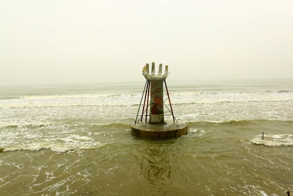 Hình ảnh bàn tay khổng lồ trên bờ biển Hải Tiến, Hoằng Hóa, Thanh Hóa. Ảnh: ĐẶNG TRUNG Bàn Tay Biển Hải Tiến