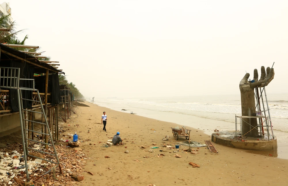 Hình ảnh bàn tay bên bờ biển Hải Tiến được chính quyền xác nhận là chỉ là chòi canh gác an ninh để theo dõi đảm bảo cho du khách tắm biển an toàn. Ảnh: ĐẶNG TRUNG