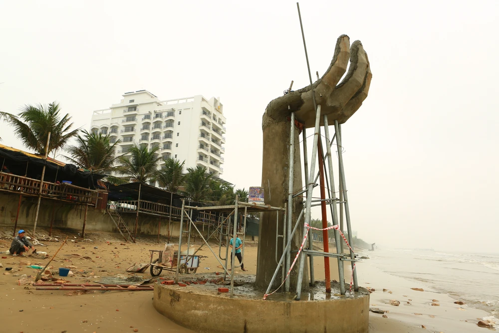 Công trình trên do UBND huyện Hoằng Hóa làm chủ đầu tư và được thi công đang sắp hoàn thiện phục vụ mùa du lịch đang đến gần. Ảnh: ĐẶNG TRUNG