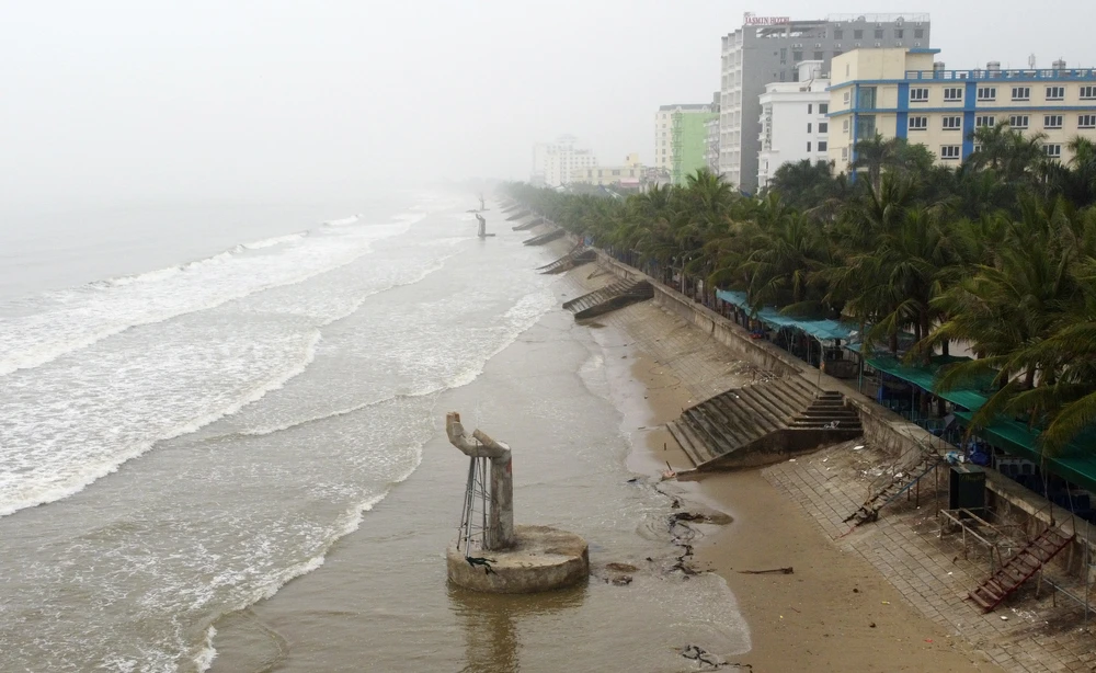 Theo đại diện lãnh đạo địa phương ,việc xây dựng những bàn tay trên bờ biển là tạo cảnh quan mới lạ cho du khách để du khách check-in, chụp ảnh. Ảnh: ĐẶNG TRUNG