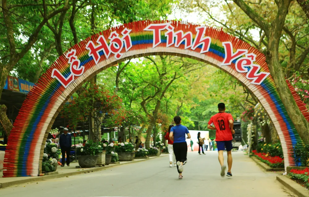 Lễ hội tình yêu hòn Trống Mái ca ngợi tình yêu lứa đôi, hạnh phúc gia đình bền chặt gắn liền với các truyền thuyết, danh thắng và được lưu truyền trong dân gian. Ảnh: ĐẶNG TRUNG