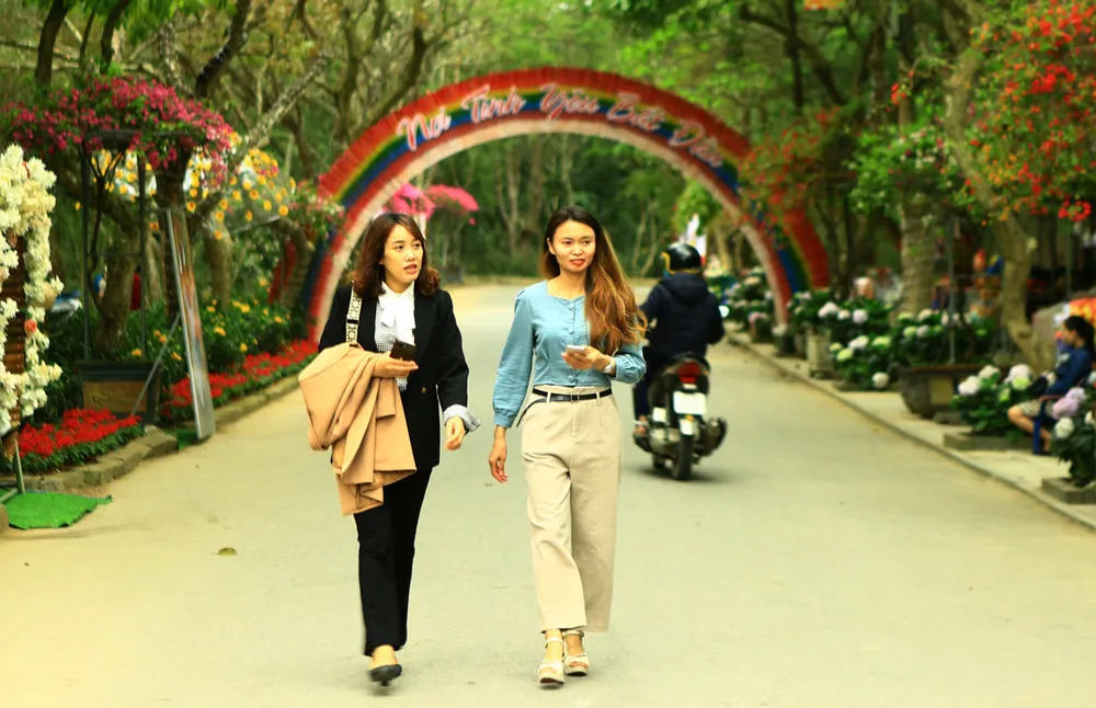 Dù hai ngày nữa mới diễn ra Lễ hội tình yêu hòn Trống Mái năm 2023, nhưng du khách thập phương đã đến Sầm Sơn tham quan đường hoa. Ảnh: ĐẶNG TRUNG