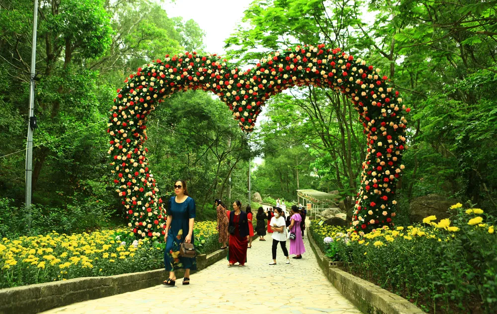 Trái tim được tạo từ hàng ngàn bông hoa thu hút du khách chụp hình. Ảnh: ĐẶNG TRUNG