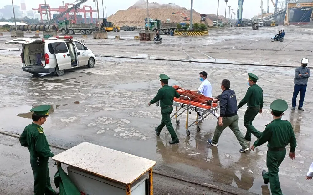 3 thuyền viên được cơ quan chức năng đưa đi cấp cứu sau khi hôn mê, nghi do ngạt khí. Ảnh: BĐBP cung cấp 3 thuyền viên được cơ quan chức năng đưa đi cấp cứu sau khi hôn mê, nghi do ngạt khí