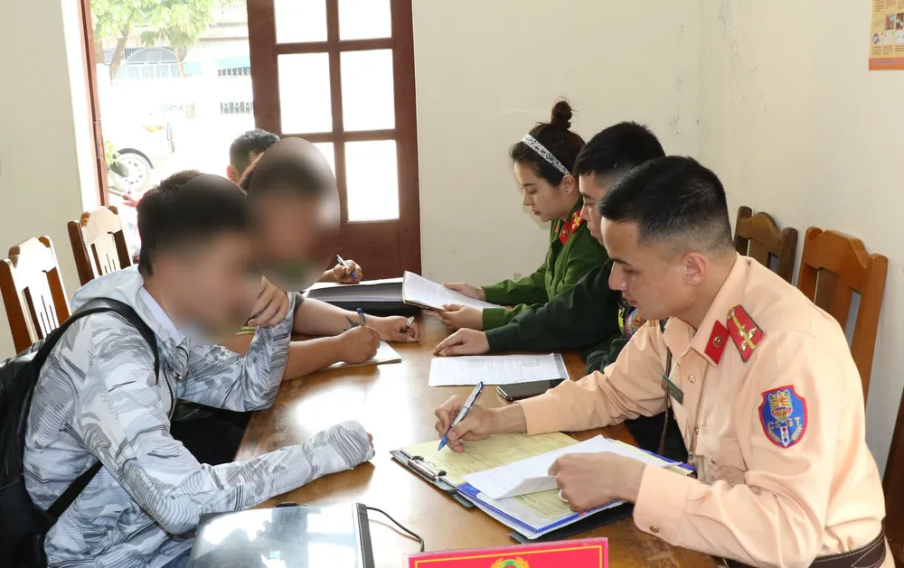 Công an làm việc với thanh thiếu niên vi phạm Luật giao thông đường bộ. Ảnh: CATH Công an làm việc với thanh thiếu niên vi phạm Luật giao thông đường bộ. Ảnh: CATH