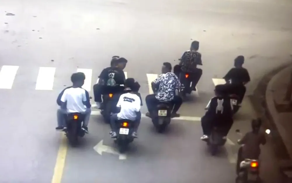 Nhóm thanh niên vượt đèn đỏ, không đội mũ bảo hiểm lạng lách, đánh võng trên đường phố Thanh Hóa. Ảnh: CATH Nhóm thanh niên vượt đèn đỏ, không đội mũ bảo hiểm lạng lách, đánh võng trên đường phố Thanh Hóa