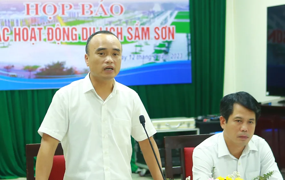 Ông Lương Tất Thắng, Bí thư Thành ủy Sầm Sơn trả lời tại cuộc họp báo ngày 12-4 xung quanh việc FLC bàn giao lại các Hubway cho thành phố vận hành. Ảnh: ĐẶNG TRUNG