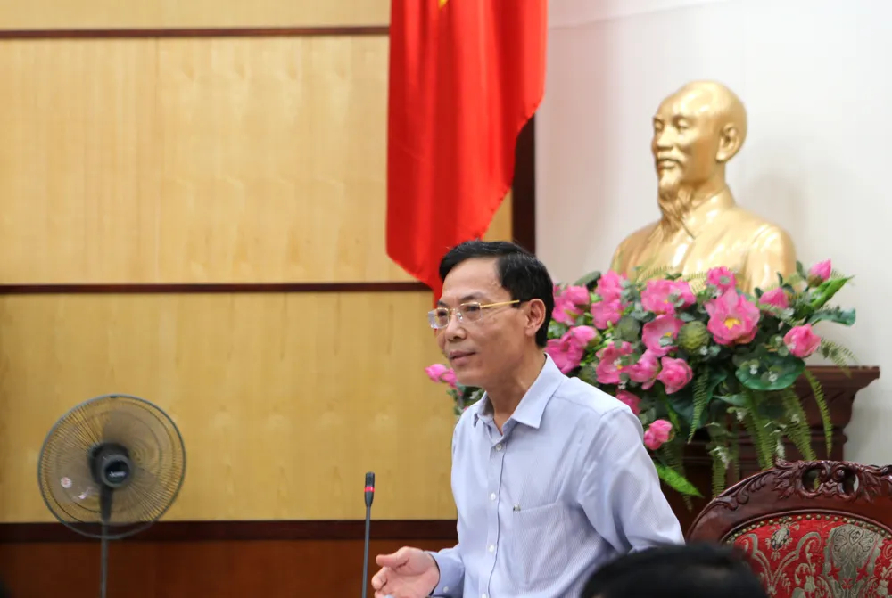 Phó Chủ tịch UBND tỉnh Thanh Hóa ông Đầu Thanh Tùng tại buổi họp báo. Ảnh: ĐẶNG TRUNG Bàn Tay Khổng Lồ Biển Hải Tiến