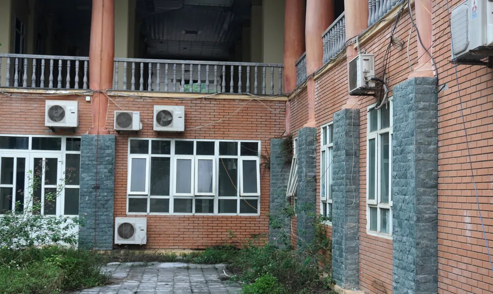 Cỏ mọc khắp nơi và cả những điều hòa sau nhiều năm không vận hành. Ảnh: ĐẶNG TRUNG