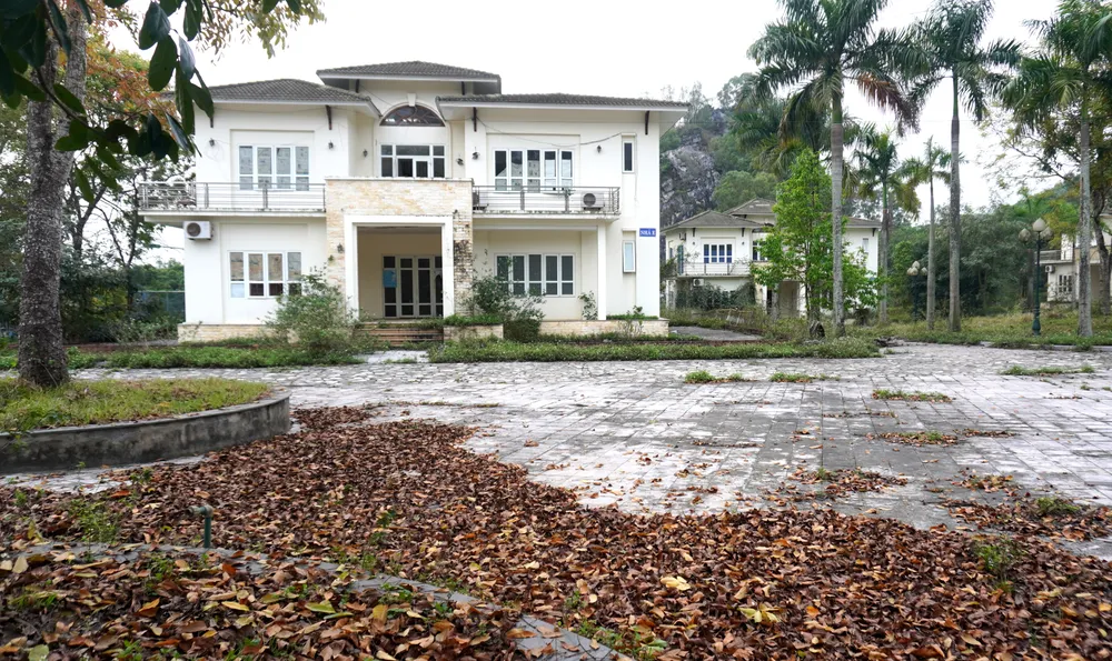 Công trình văn hóa này nay đã có nhiều phần xuống cấp, hoang phế. Kể cả 5 căn biệt thự nghỉ dưỡng đơn lập được thiết kế rất đẹp ở thời điểm năm 2014 giờ cũng không được sử dụng, rất lãng phí. Ảnh: ĐẶNG TRUNG
