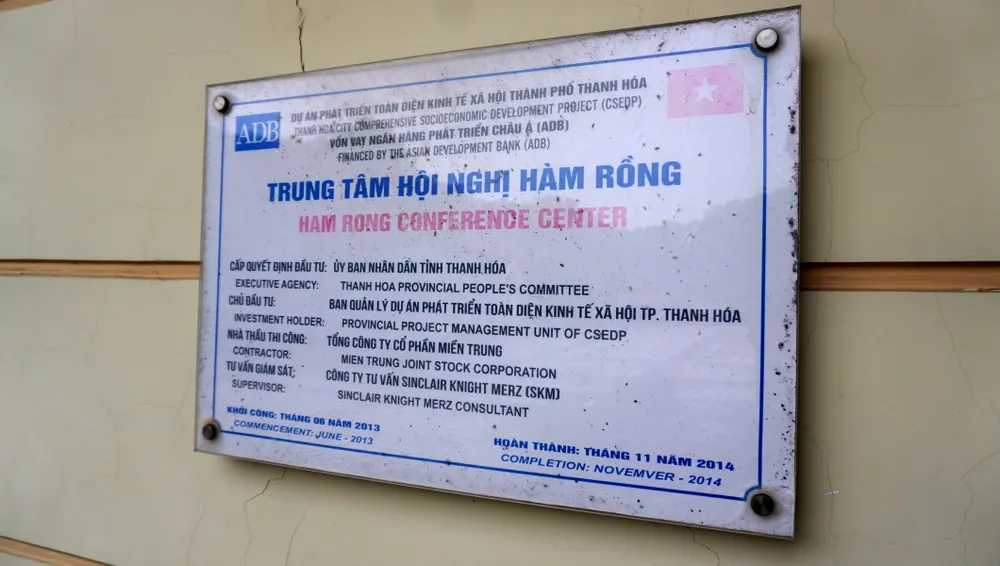 Tấm biển giới thiệu tóm tắt công trình 9 năm trước giờ trở nên trơ trọi giữa khu nhà hoang. Ảnh: ĐẶNG TRUNG