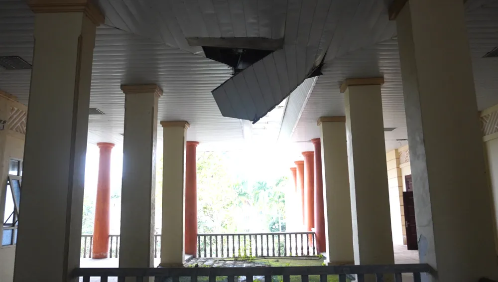 Khu vực hội nghị cũng như biệt thự ở đây không có ai ở, khuôn viên cỏ dại mọc khắp nơi mang màu u ám. Ảnh: ĐẶNG TRUNG