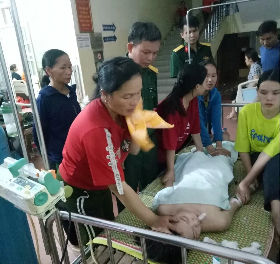Các chiến sĩ đưa em VTD đến Bệnh viện Đa khoa huyện Mường Lát cấp cứu. Ảnh: Tuấn Bình Các chiến sĩ đưa em VTD đến Bệnh viện Đa khoa huyện Mường Lát cấp cứu. Ảnh: Tuấn Bình