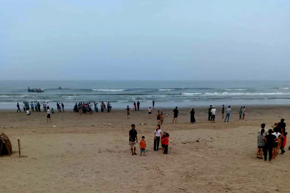 Khu vực biển Hải Hòa nơi 10 học sinh lớp 5 tắm biển. Ảnh: NDCC Khu vực biển Hải Hòa nơi 10 học sinh lớp 5 tắm biển. Ảnh: NDCC