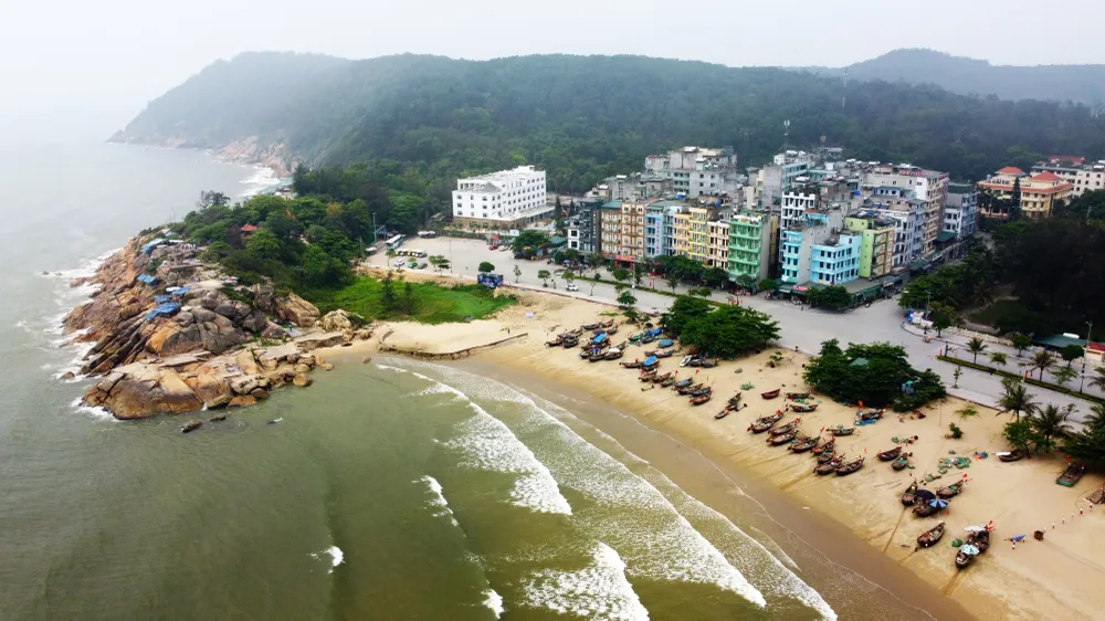 Núi Trường Lệ nhìn từ trên cao bình yên trước khi diễn ra mùa du lịch biển năm 2023. Ảnh: ĐẶNG TRUNG Núi Trường Lệ nhìn từ trên cao bình yên trước khi diễn ra mùa du lịch biển năm 2023. Ảnh: ĐẶNG TRUNG