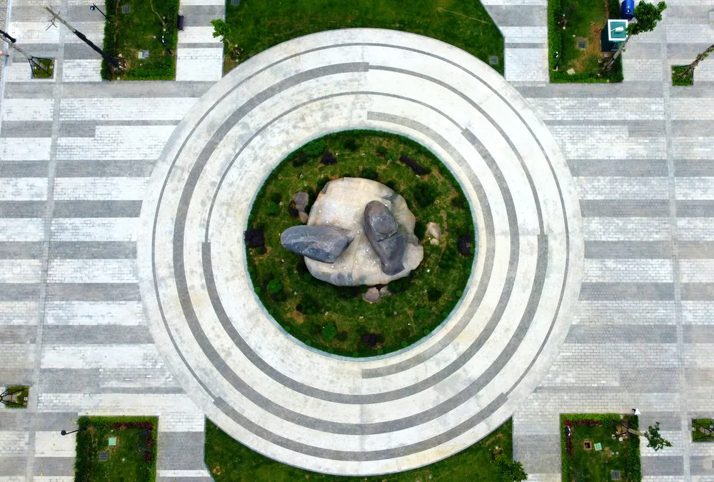 Năm 2023, lần đầu Sầm Sơn có thêm một hòn Trống Mái phiên bản giới hạn ngay trên Quảng trường Biển Sầm Sơn. Ảnh: ĐẶNG TRUNG Năm 2023, lần đầu Sầm Sơn có thêm một hòn Trống Mái phiên bản giới hạn ngay trên Quảng trường Biển Sầm Sơn. Ảnh: ĐẶNG TRUNG