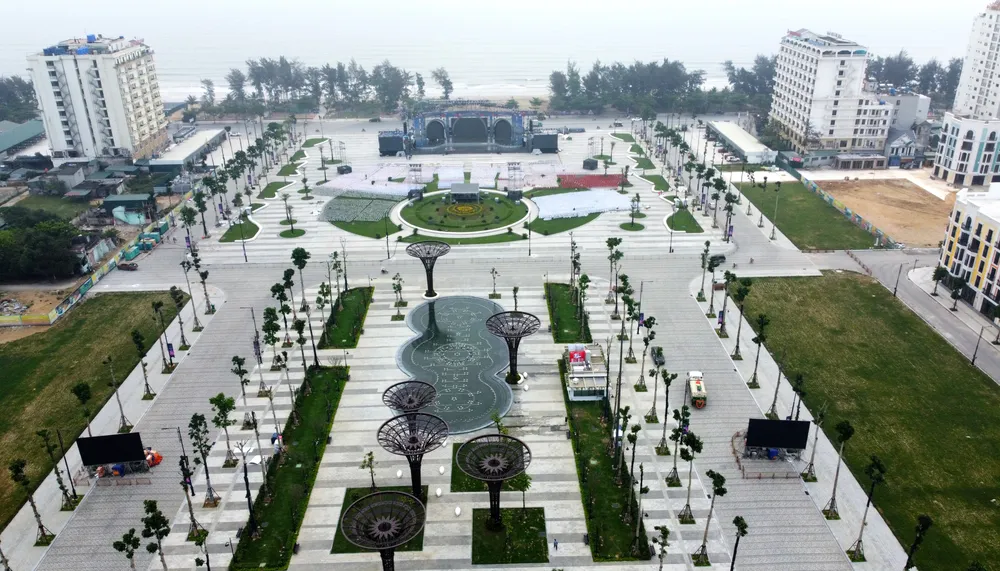 Công trình Quảng trường biển và trục cảnh quan lễ hội điểm nhấn quan trọng, các tuyến phố đi bộ, đài phun nước, hệ thống cây xanh đã cơ bản hoàn thành. Ảnh: ĐẶNG TRUNG Công trình Quảng trường biển và trục cảnh quan lễ hội điểm nhấn quan trọng, các tuyến phố đi bộ, đài phun nước, hệ thống cây xanh đã cơ bản hoàn thành. Ảnh: ĐẶNG TRUNG