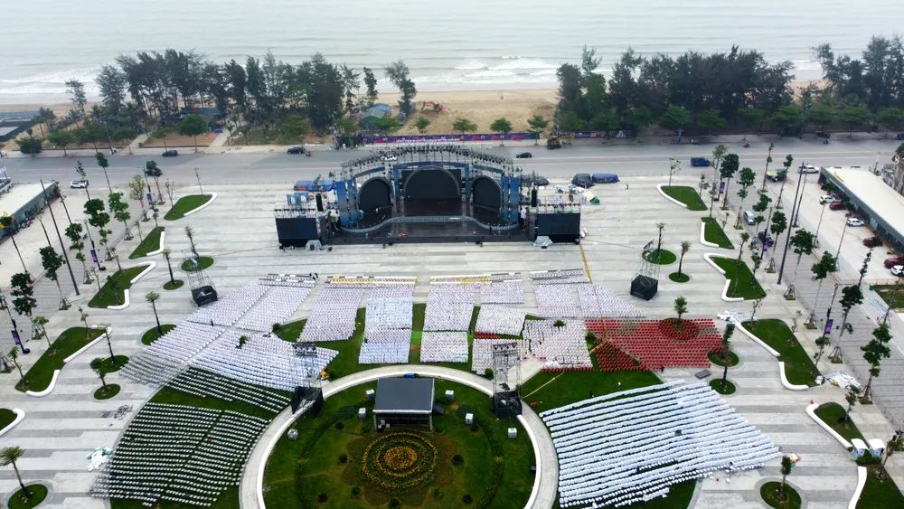 Theo đó, trận địa pháo được lắp đặt gần khu vực Quảng trường biển Sầm Sơn nơi diễn ra Lễ kỷ niệm 60 năm đô thị Sầm Sơn và Lễ khai mạc du lịch biển Sầm Sơn. Ảnh: ĐẶNG TRUNG