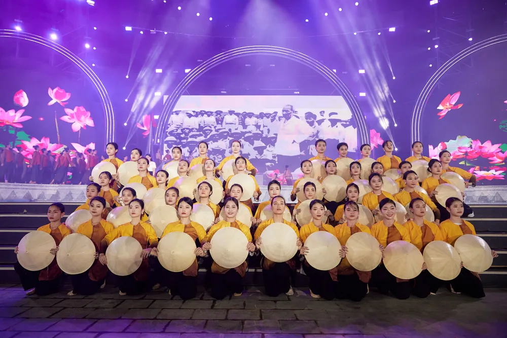 Những sắc màu Sầm Sơn - Thanh Hóa được khắc họa một cách tinh tế và đầy tính nghệ thuật qua nhiều tiết mục đặc sắc ca ngợi vùng đất con người Sầm Sơn nói riêng và xứ Thanh nói chung. Những sắc màu Sầm Sơn - Thanh Hóa được khắc họa một cách tinh tế và đầy tính nghệ thuật qua nhiều tiết mục đặc sắc ca ngợi vùng đất con người Sầm Sơn nói riêng và xứ Thanh nói chung.